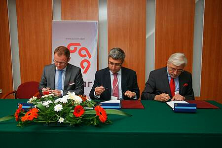 The contract was signed (from the left) Bumar Group President Mr Krzysztof Krystowski, the President of the Regional Development Agency S.A. Wojciech Dąbrowski and the President of of Bumar Soldier SA Ryszard Kardasz