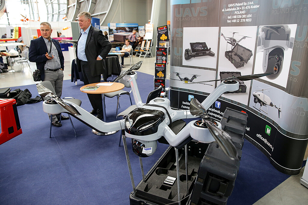 drony, lotnictwo lekkie, na targach paragiełda i tll