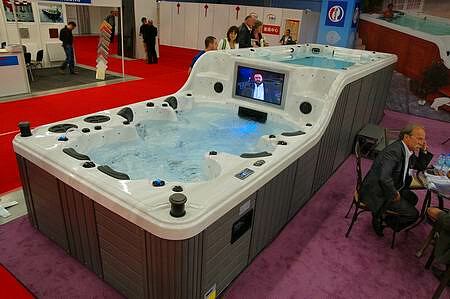 An acrylic SPA-fitted swimming pool to accommodate six people made by Chinese JNJ Spas