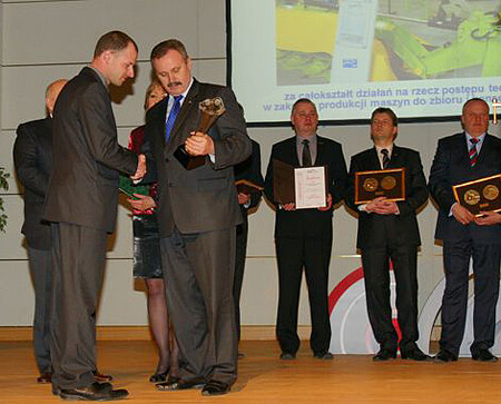 The Cup of the Minister of Agriculture and Rural Developmentpresented to SaMasz company from Białystok in recognition of overall achievements. The award presented by the deputy minister Tadeusz Nalewajek to the deputy President f Board Maciej Stolarski