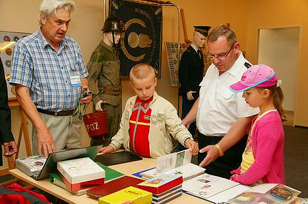 30 fire protection buffs present their collection at the first stock exchange