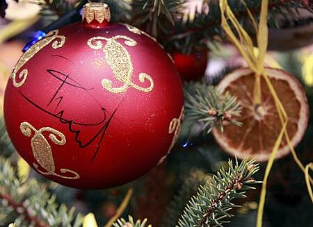 The Christmas tree founded by Targi Kielce is exceptional. The Christmas tree, fragrant with Christmas aromas, is decorated with ornamental glass balls signed by Vive Targi Kielce team members and other Christmas decoration which correspond with the Club and Targi colours