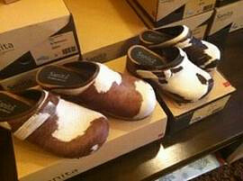 DrewniakiA display of clog shoes by ANNZ SHOP for moms and daughters at the KIDS’ TIME