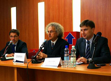 From the left: Ministry of Treasury Undersecretary of State Mikołaj Budzanowski, Targi Kielce President of Board Andrzej Mochoń, Ministry of National Defence Undersecretary of State Marcin Idzik