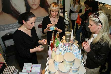 The Echo Dnia plebiscite – Swietokrzyskie Beauty Crown of Laurel is devoted to beauty and good looks; its second edition is about to commence. Not only the Echo Dnia readers but also the Venus fair attendants will have the chance to select the best beauty parlours, hairdressers, SPAs and fitness facilities. The beginning of the trade fair marks the opening of nominations for the contest. All the trade fair attendants can nominate their favourite parlour; it is enough to get hold of a special coupon, fill it in and put into a special ballot box displayed at the fair. It is required to obtain at least ten votes in order for a parlour to be nominated.