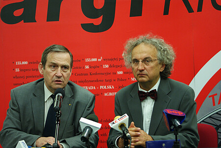 The contact for the organisation of the Aggregate Exhibition has been concluded between Targi Kielce and the Institute of Mechanised Construction and Rock Mining. (On the left – the Director of  IMBiGS Stefan Górlaczyk, on the right the President of TK Andrzej Mochoń)