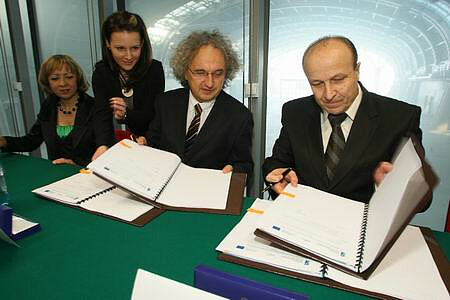 The Congress Centre construction contract has been signed by Budecon President Zygmunt Pucharski (on the right) and Targi Kielce President Andrzej Mochoń