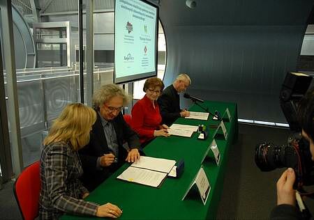 aktualnosci-2012-11-26-podpisanie-umowy-niepelnosprawni.jpg