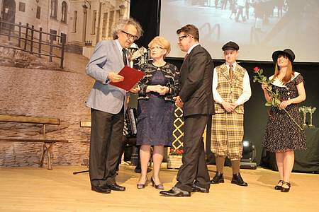 Targi Kielce Presidend of Board, Andrzej Mochoń collected the accolade from the hands of Swietokrzyskie Voivode Bożentyna Pałka-Koruba an the last year’s laureate Tomasz Tworek, the President of Board of Dorbud