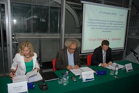 aktualnosci-2012-08-27-betonox-podpisanie-umowy.jpg