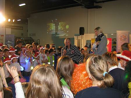 Krzysztof Włodarczyk answering questions from the children