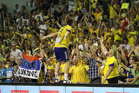 Just few minutes before the extra time end the left-side playmaker of Vive Targi Kielce, Michał Jurecki stirred the handball fans to give the team more support