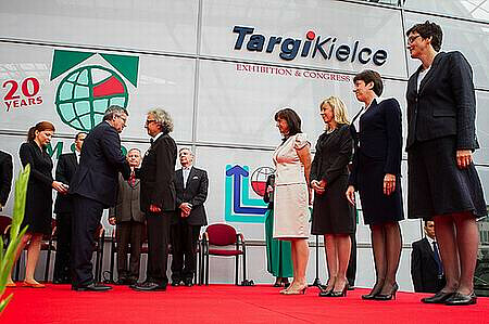 The presentation ceremony. Republic of Poland President Bronisław Komorowski (from the left) with the Targi Kielce President of Board Andrzej Mochoń PhD. The accolades were also presented to Bożena Hetman – the Director of the Organisational and Legal Department, Bożena Staniak – Vice President of Board at Targi Kielce, Katarzyna Prostak – Deputy Director For Trade Fairs, Monika Witek – trade fair project manager