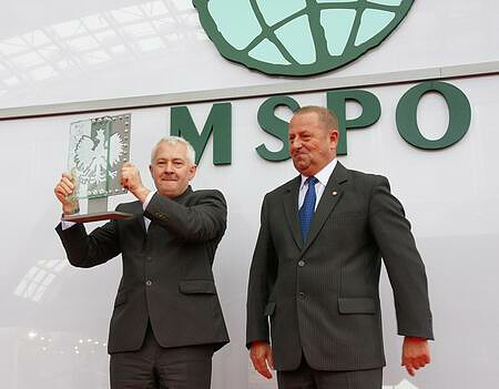 Jelcz President of Boar Władysław Czubak (on the left), collected the RP President Award from Lieutenant General Lech Konopka