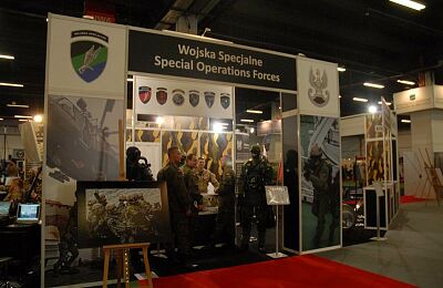 na-stoisko-zapraszaja-tez-wojska-specjalne.jpg