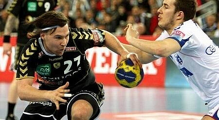 Strlek (on the left hand side) match duel with  Ivan Cupić. Next season they both will be playing in Vive Targi Kielce