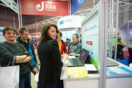 The EDUKACJA trade fair visitors put the exhibition novelties to the tests; also at the exhibition stand of Grupa Edukacyjna