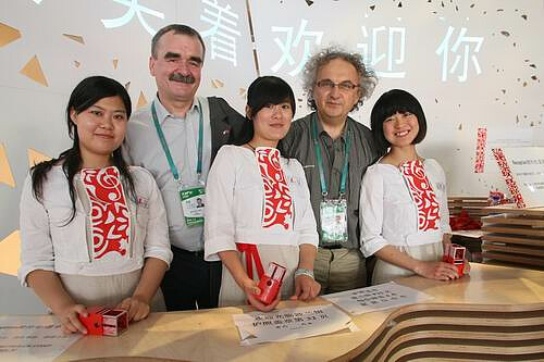 From left: Mayor of Kielce Wojciech Lubawski and President, CEO of Kielce Trade Fairs Andrzej Mochoń accompanied by staff of Shanghai EXPO 2010