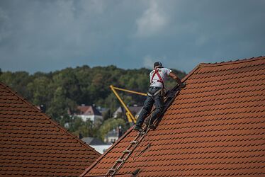roofers-g4b15ae540-1920.jpg