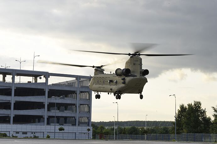 Chinnok-ladujacy-na-ladowisku-Targow-Kielce-MSPO-2019.JPG