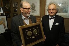 2021-Ernest-Bryll-i-dr-Andrzej-Mochon-w-trakcie-wreczenia-medalu.JPG