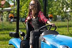 Traktor-dziewczyna-Tractor-girl-Ls-Tractor-7.jpg