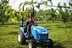 Traktor-dziewczyna-Tractor-girl-Ls-Tractor-8.jpg