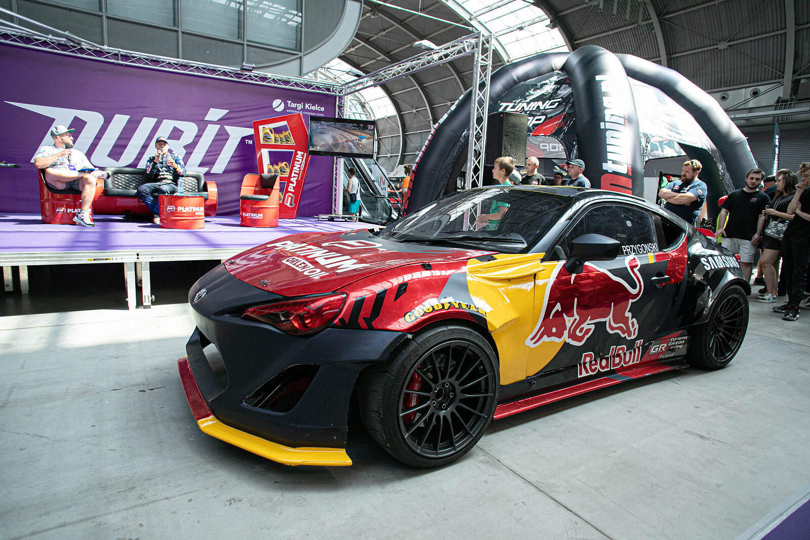 Sportowe-samochody-i-ciekawi-goscie.jpg [1.69 MB]