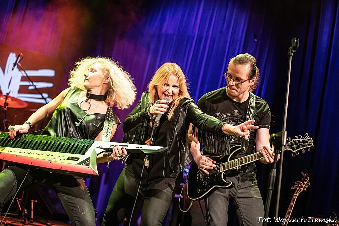 Goscinnie-z-zespolem-1One-wystepuje-Grzegorz-Kupczyk-jeden-z-prekursorow-hard-rocka-i-heavy-metalu-w-Polsce.JPG