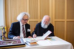 Dr-Andrzej-Mochon-prezes-Targow-Kielce-i-Anselm-Grun-skladajacy-podpis-na-jednej-ze-swoich-ksiazek.jpg