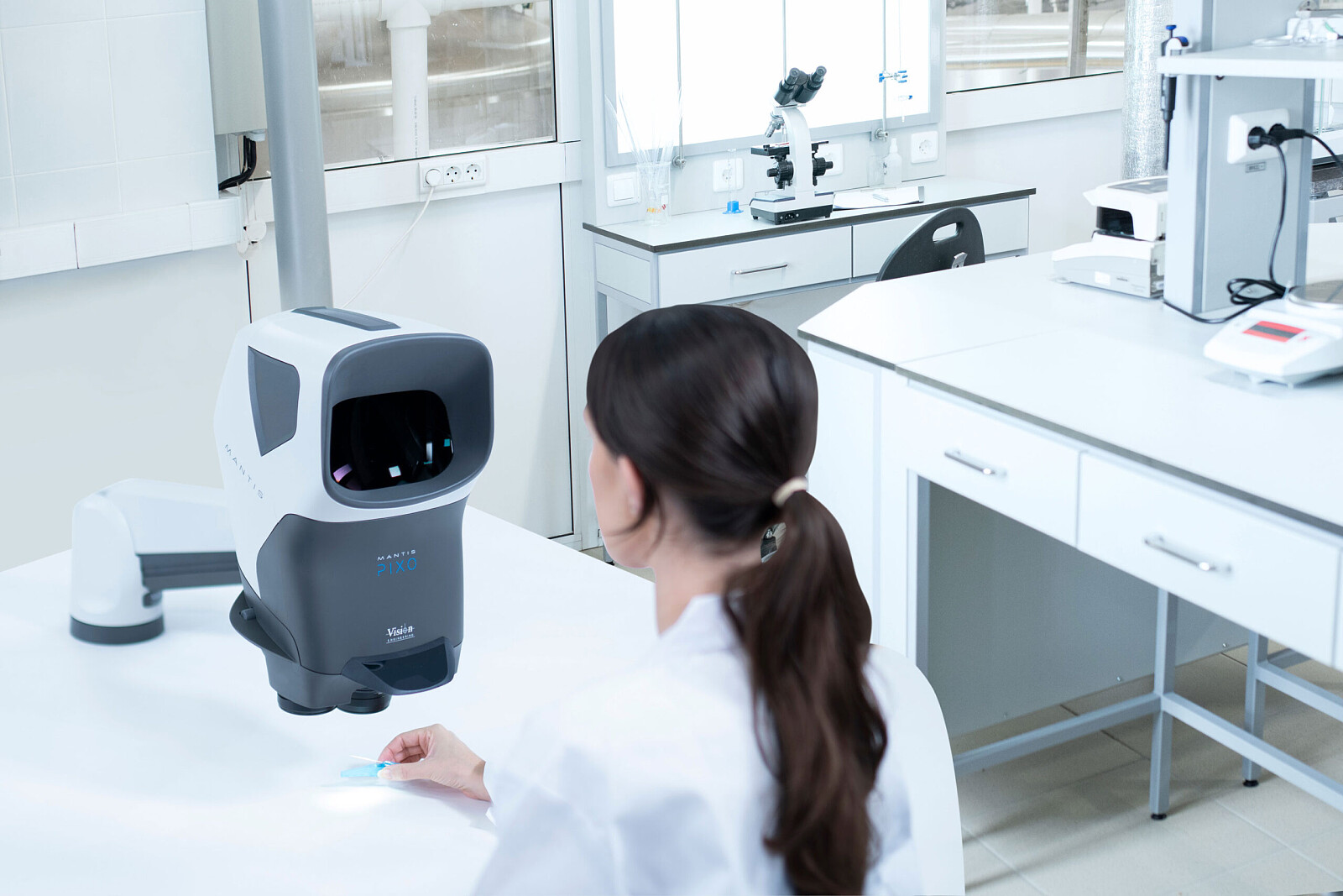 Mantis-PIXO-Needle-Sample-Woman-White-coat-LAB-scaled.jpg [318.17 KB]