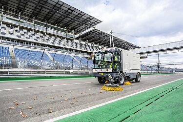 MCM-600-sweeping-systems-municipal-public-services-race-track-app-02-CI20-300-dpi.jpg