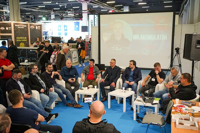 Strefa-Youtuberow-podczas-targow-Enex-cieszy-sie-duzym-zainteresowaniem..jpg
