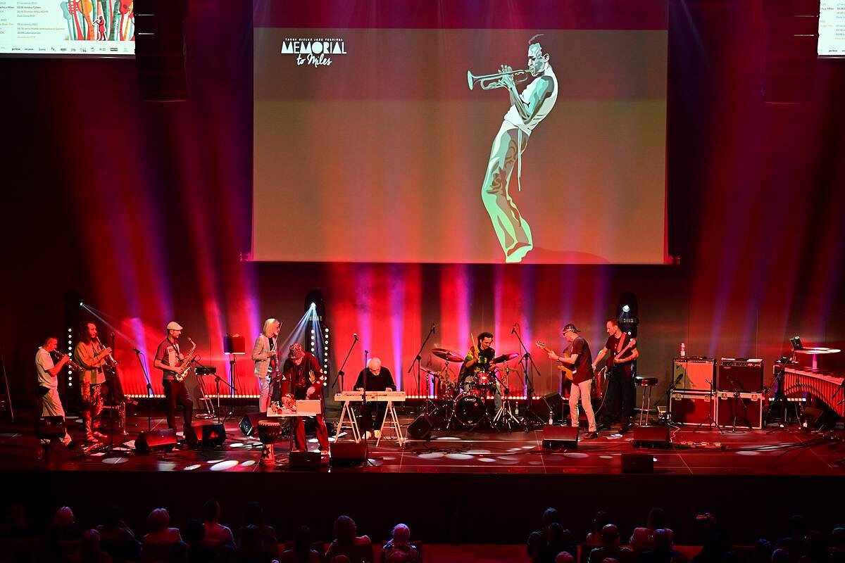 memorial-to-miles-koncert-orkiestry.jpg [146.19 KB]