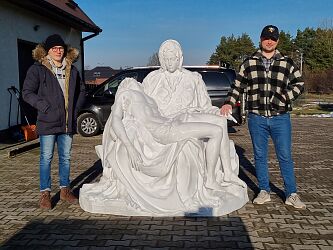 Pieta-skala-1do1-Warszawa.jpg
