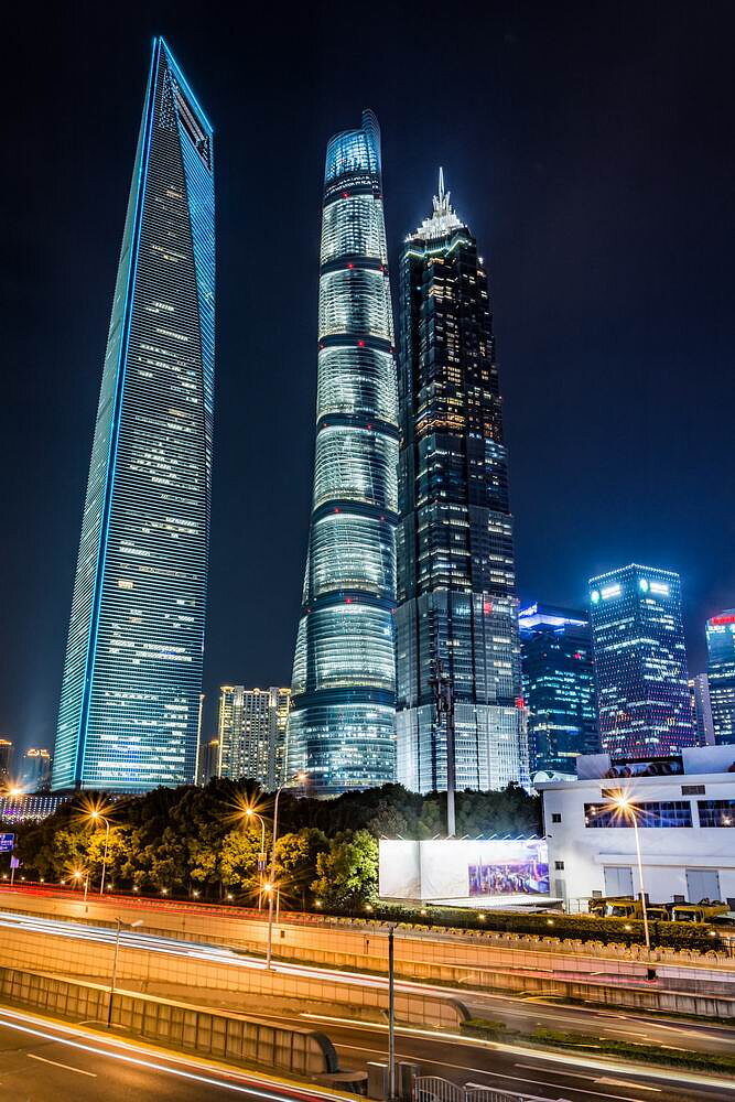 light-trails-modern-building-background-shanghai-china.jpg [135.42 KB]