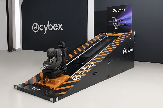 CYB-25-INT-y045-CrashSimulator-Campaign-Product-deploy-FWF-print-medium.jpg