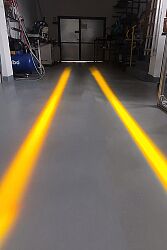 Projektory linii LED i laserowe – oznaczenia w halach i magazynach
