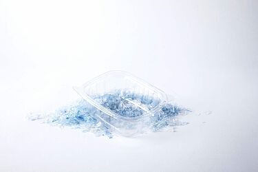 Starlinger-viscotec-rPET-flakes-and-thermoformed-rPET-tray-1.jpg