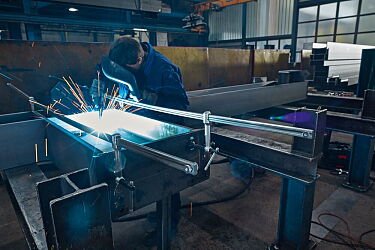 Reinforced adjustable screw-type fitter's clamps