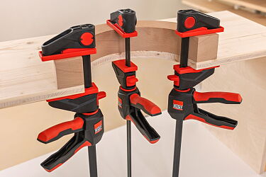 One-handed screw clamps for metalworking