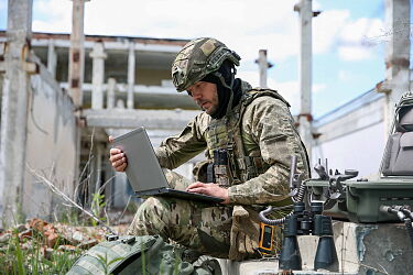 20-military-mission-soldier-uniform-using-laptop-n.jpg